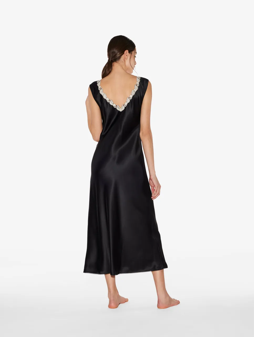 Chemise de nuit longue en satin de soie noir rehaussée d’une broderie en guipure « frastaglio »